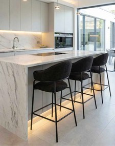 Barová stolička do kuchyne s opierkou na nohy Bianca, čalúnená, čierna