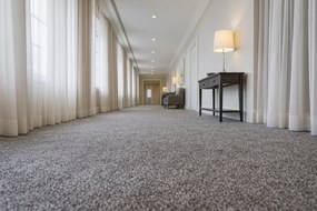 Vebe, Metrážny koberec Santana 14 šedý s podkladom gél, záťažový, na mieru, šíře 4m, šedá, guma (gél - protišmykový), chodba / predsieň