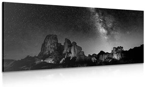 Obraz hviezdna obloha nad skalami v čiernobielom prevedení