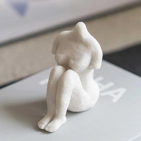 Soška z polyresínu (výška 14 cm) Sitting Woman – Mette Ditmer Denmark