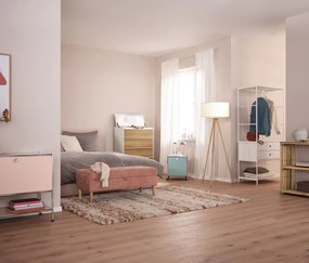 Stojacia lampa na troch nohách, z dreva