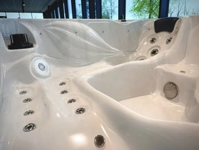 Akrylátová vírivka Wave Plus - vystavený model Wave Plus Vystavený model mramorově-bílá s hnědou bočnicí