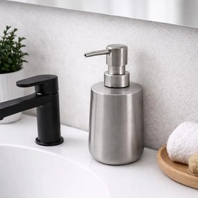 Dávkovač mydla z nehrdzavejúcej ocele v matne striebornej farbe 450 ml – Orion