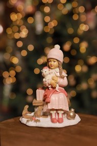 Ružová vianočná figúrka dievčatko na sánkach 16cm