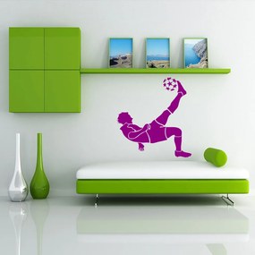 Veselá Stena Samolepka Futbalista vykopáva Farba: fialová, Veľkosť: 40 x 43 cm