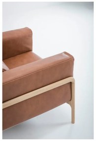 Koňakovohnedé kreslo z byvolej kože s konštrukciou z masívneho dubového dreva Gazzda Fawn