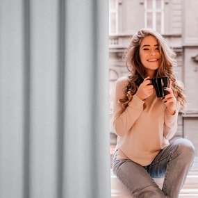 ZATEMŇOVACÍ ZÁVES NA KRÚŽKOCH AMARO 135X250 CM STRIEBORNÁ