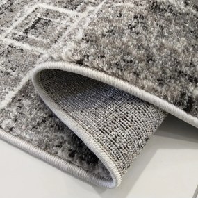 Kvalitný sivý koberec s motívom štvorcov