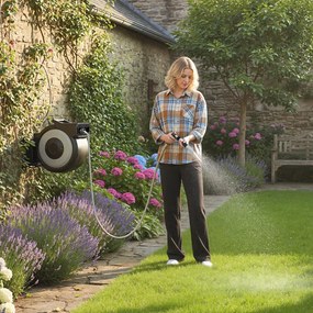 Nástenná automatická navíjacia záhradná hadica