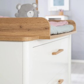 Biela nízka detská komoda v dekore duba s prebaľovacím pultom 119x100 cm Ava – Roba