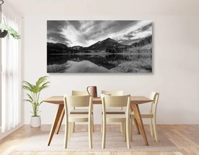 Obraz jazero pod kopcami v čiernobielom prevedení Varianta: 100x50