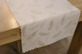 Dekorstudio Luxusný behúň na stôl Pierko - zlatý SW25 Rozmer behúňa (šírka x dĺžka): 40x140cm