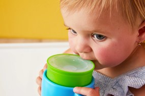 360° netečúci učiaci hrnček 250 ml - modrá/zelená