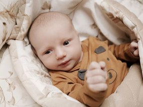 Dojčenská zamatová zavinovačka PIVOŇKA pre bábätká do postieľky