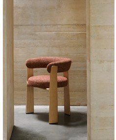 Jedálenské kreslo s podrúčkami z jaseňového dreva v prírodnej farbe/terakotové Granite – Kave Home