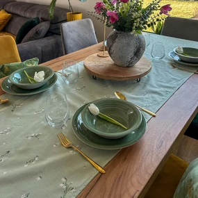 Goldea behúň na stôl 100% bavlnené plátno - konvalinky 35x140 cm