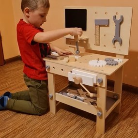 Drevený pracovný stolík s náradím pre malých majstrov