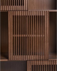 Tmavohnedá knižnica v dekore orecha s posuvnými dverami 84,5x170x42,5 cm Beyla – Kave Home