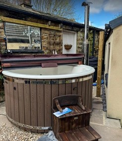 Celoročná drevená vírivka s hydromasážnou guľou v záhrade 200