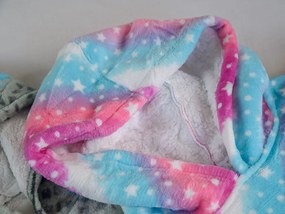 Baránková mikinová deka s rukávmi a kapucňou AURORA farebná