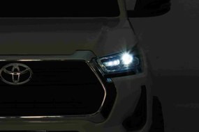 Ramiz Toyota Hilux na batérie pre deti Biely pickup + pohon 4x4 + diaľkové ovládanie + 2 nosiče batožiny