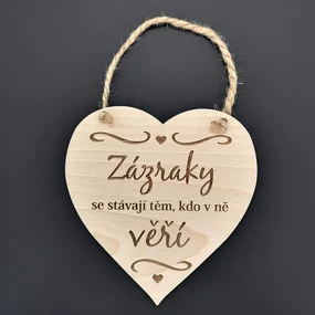 AMADEA Drevené srdce s textom Zázraky sa stávajú tým, ktorí v ne veria, masívne drevo, 16 x 15 cm