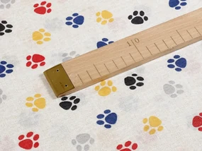 Biante Detský dekoračný obdĺžnikový obrus Leona LN-012 Farebné labky na krémovom 80x120 cm