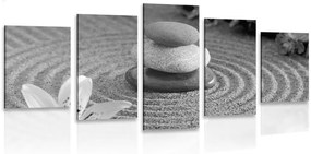 5-dielny obraz Zen záhrada a kamene v piesku v čiernobielom prevedení - 100x50