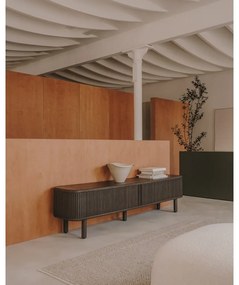 Tmavohnedý TV stolík v dekore jaseňa 200x50 cm Mailen – Kave Home