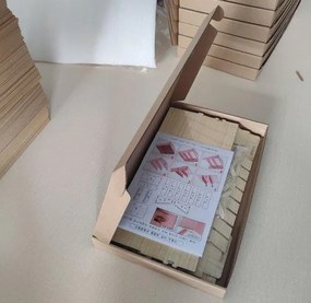 Drevený DIY stojan na mobilné telefóny 30ks modrý