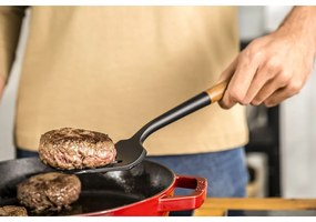 Staub Obracačka STAUB s drevenou rukoväťou