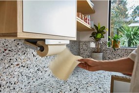 Nástenný plastový držiak na papierové utierky v striebornej farbe RollGrip – Joseph Joseph