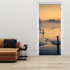 Fototapeta na dvere - Labute na vode v hmle (95x205cm)