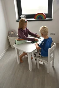 Detská svetlo šedá stolička otváracia s priehradkou