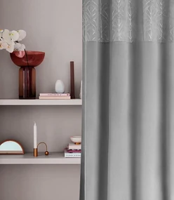 Sivý zatemňujúci záves s elegantným vzorom na riasiacu pásku 140x280 cm