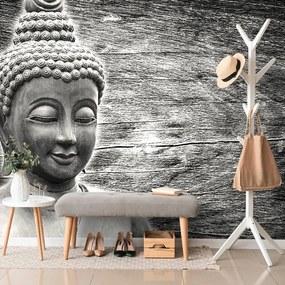 Fototapeta Budha pri drevenom pozadí v čiernobielom prevedení