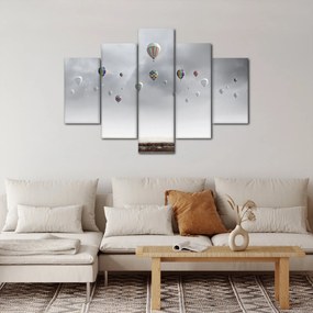 Obraz - Balóny nad tehlovou stenou (150x105 cm)