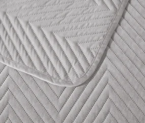 Svetlosivý zamatový prehoz na posteľ so vzorom ARROW VELVET Rozmer: 170 x 210 cm