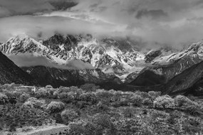 Samolepiaca fototapeta čiernobiely pohľad na majestátne pohorie