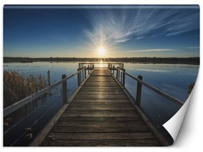 Fototapeta, Jezero se starou lávkou při západu slunce - 300x210 cm