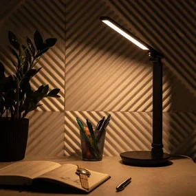 Stolná LED lampa s okrúhlou základňou čierna