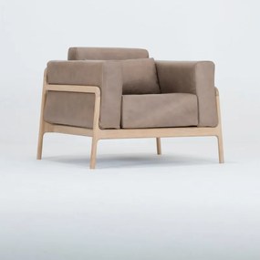 Svetlohnedé kreslo z byvolej kože konštrukciou z masívneho dubového dreva Gazzda Fawn