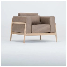 Svetlohnedé kreslo z byvolej kože konštrukciou z masívneho dubového dreva Gazzda Fawn