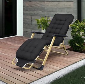 Záhradné lehátko zlatej farby s čiernym vankúšom