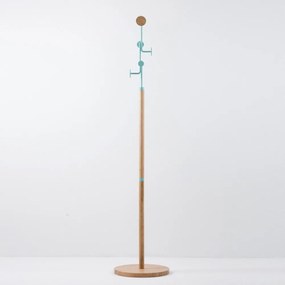 Stojací vešiak z masívneho dubového dreva s modrým detailom Gazzda Hook