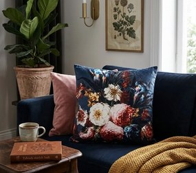 Modrá zamatová obliečka na vankúš s výraznými kvetmi - 45*45 cm