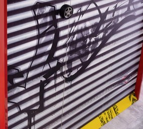 Trojdverová šatníková skriňa Rally - červená/graffti