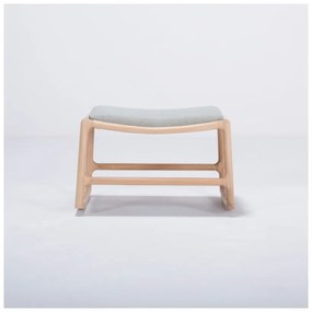 Podnožka s konštrukciou z dubového dreva s modrosivým textilným sedadlom Gazzda Dedo