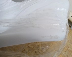 AKCIA Biela stolička BALI MARK s bukovými nohami II. kvalita
