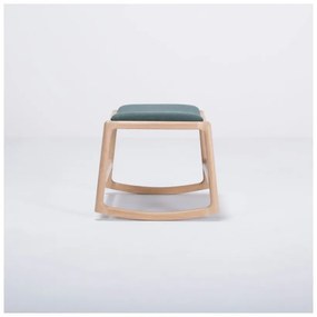 Podnožka s konštrukciou z dubového dreva so zeleným textilným sedadlom Gazzda Dedo